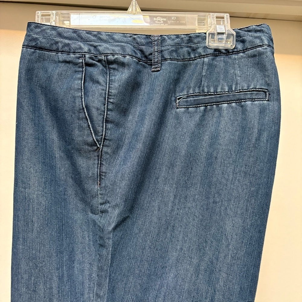 Avenue Relaxed Fit Straight Leg Jeans Size 16 Soft Denim - Picture 3 of 10